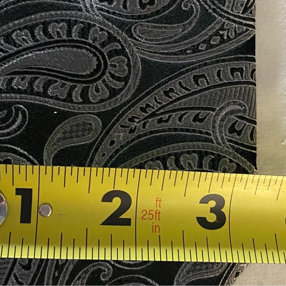 Tommy Hilfiger Vintage Jacquard Men’s Black & White Paisley 100% Silk Tie USA - Picture 6 of 7